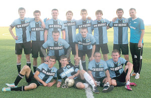 1й-тур-Чемпионата-Новосибирской-области-по-футболу-среди-мужских-команд (Илья Таскаев первый ряд слева)